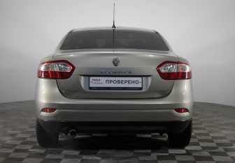 Подержанный автомобиль Renault Fluence 2014 года (6 фото)