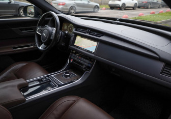 Подержанный автомобиль Jaguar XF Sedan 2017 года (10 фото)