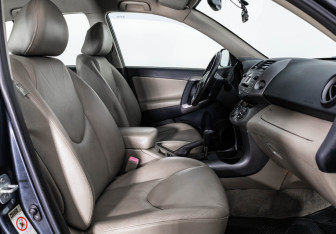 Подержанный автомобиль Toyota RAV4 2006 года (18 фото)