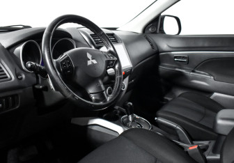 Подержанный автомобиль Mitsubishi ASX 2011 года (9 фото)