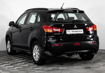Подержанный автомобиль Mitsubishi ASX 2011 года (7 фото)
