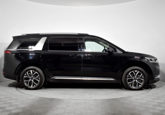 Подержанный автомобиль Kia Carnival 2023 года (4 фото)