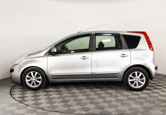 Подержанный автомобиль Nissan Note 2006 года (8 фото)