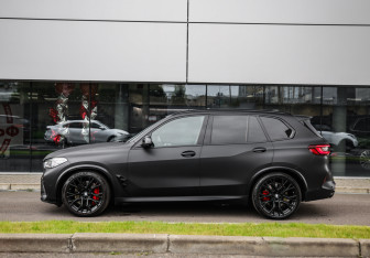 Подержанный автомобиль BMW X5 M 2021 года (9 фото)
