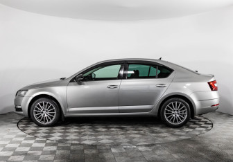 Подержанный автомобиль Skoda Octavia Liftback 2019 года (8 фото)