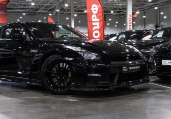 Подержанный автомобиль Nissan GT-R 2011 года (4 фото)