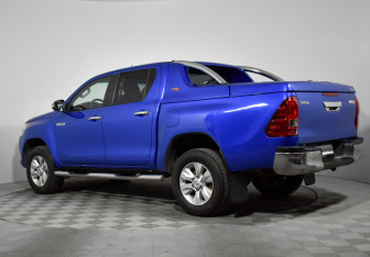 Подержанный автомобиль Toyota Hilux 2015 года (7 фото)