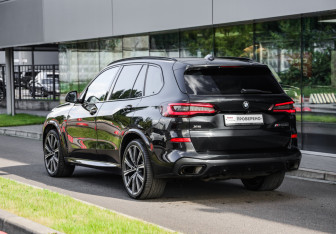 Подержанный автомобиль BMW X5 2021 года (8 фото)