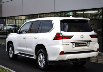 Подержанный автомобиль Lexus LX 2016 года (7 фото)