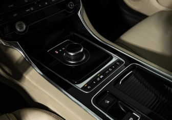 Подержанный автомобиль Jaguar XF Sedan 2016 года (17 фото)