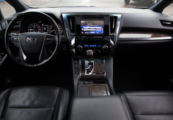 Подержанный автомобиль Toyota Alphard 2019 года (16 фото)