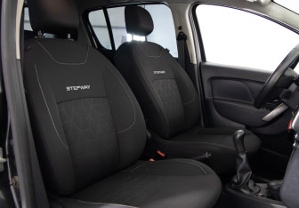 Подержанный автомобиль Renault Sandero 2015 года (11 фото)