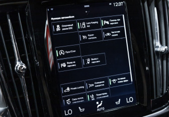 Подержанный автомобиль Volvo V90 Cross Country 2017 года (25 фото)