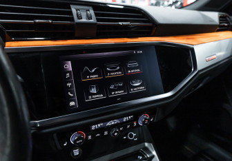 Подержанный автомобиль Audi Q3 2019 года (19 фото)