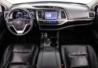 Подержанный автомобиль Toyota Highlander 2015 года (10 фото)