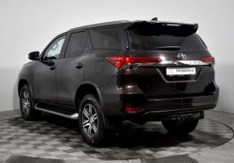 Подержанный автомобиль Toyota Fortuner 2020 года (7 фото)