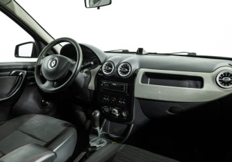 Подержанный автомобиль Renault Logan Sedan 2011 года (9 фото)