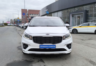Подержанный автомобиль Kia Carnival 2019 года (2 фото)