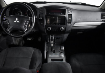 Подержанный автомобиль Mitsubishi Pajero 2013 года (15 фото)