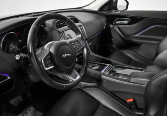 Подержанный автомобиль Jaguar F-Pace 2017 года (9 фото)