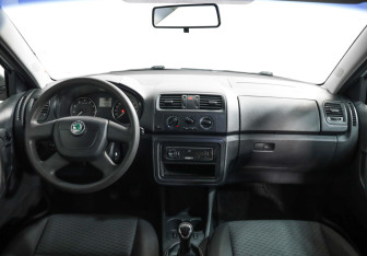Подержанный автомобиль Skoda Fabia Hatchback 2011 года (9 фото)
