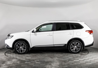 Подержанный автомобиль Mitsubishi Outlander 2017 года (8 фото)