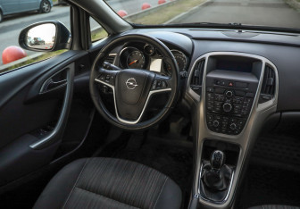 Подержанный автомобиль Opel Astra Hatchback 2011 года (10 фото)