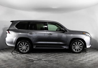 Подержанный автомобиль Lexus LX 2016 года (6 фото)