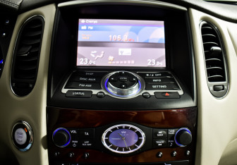 Подержанный автомобиль Infiniti QX50 2015 года (17 фото)