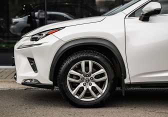 Подержанный автомобиль Lexus NX 2017 года (10 фото)