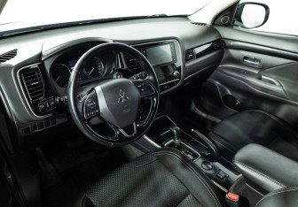 Подержанный автомобиль Mitsubishi Outlander 2020 года (11 фото)