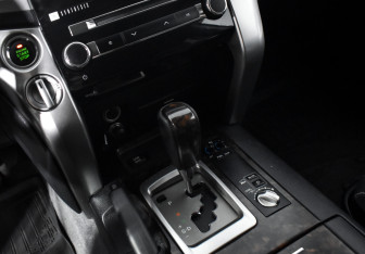Подержанный автомобиль Toyota Land Cruiser Suv 2013 года (12 фото)