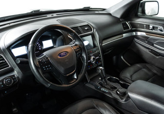 Подержанный автомобиль Ford Explorer 2018 года (11 фото)