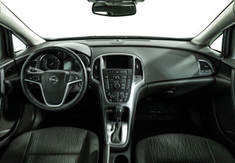 Подержанный автомобиль Opel Astra Hatchback 2015 года (13 фото)