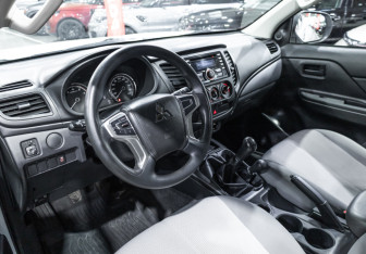 Подержанный автомобиль Mitsubishi L200 2022 года (18 фото)