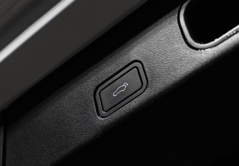 Подержанный автомобиль Geely Atlas 2023 года (25 фото)