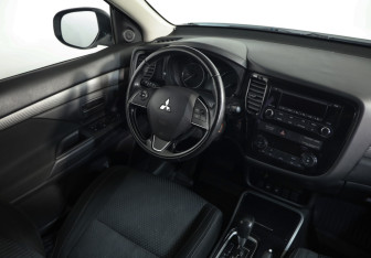 Подержанный автомобиль Mitsubishi Outlander 2018 года (8 фото)