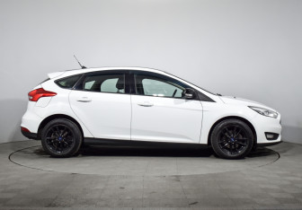 Подержанный автомобиль Ford Focus Hatchback 2017 года (4 фото)