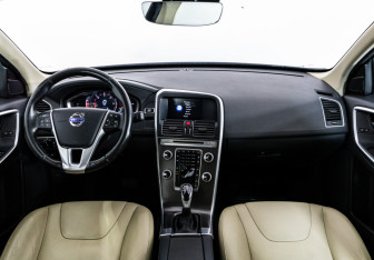 Подержанный автомобиль Volvo XC60 2015 года (10 фото)