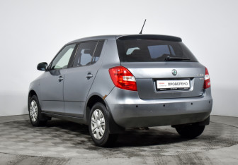 Подержанный автомобиль Skoda Fabia Hatchback 2012 года (7 фото)
