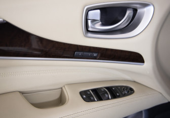 Подержанный автомобиль Infiniti QX60 2017 года (23 фото)