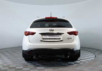 Подержанный автомобиль Infiniti QX70 2013 года (6 фото)