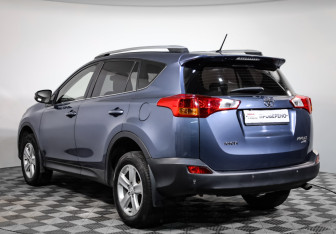 Подержанный автомобиль Toyota RAV4 2013 года (6 фото)