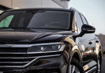 Подержанный автомобиль Volkswagen Touareg 2021 года (2 фото)