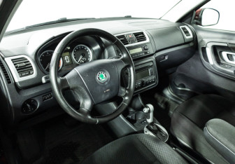 Подержанный автомобиль Skoda Fabia Hatchback 2008 года (11 фото)