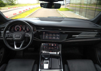 Подержанный автомобиль Audi Q8 2018 года (11 фото)