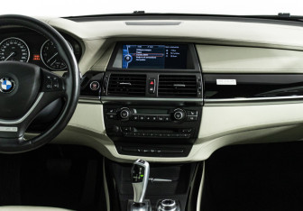 Подержанный автомобиль BMW X5 2010 года (14 фото)