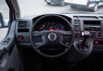 Подержанный автомобиль Volkswagen Transporter Minivan 2005 года (11 фото)