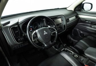 Подержанный автомобиль Mitsubishi Outlander 2012 года (11 фото)