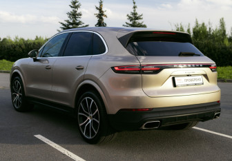 Подержанный автомобиль Porsche Cayenne 2018 года (12 фото)